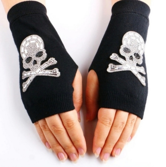 Skull Fingerless Gloves and Hat set Rhinestones - Picture 4 of 5